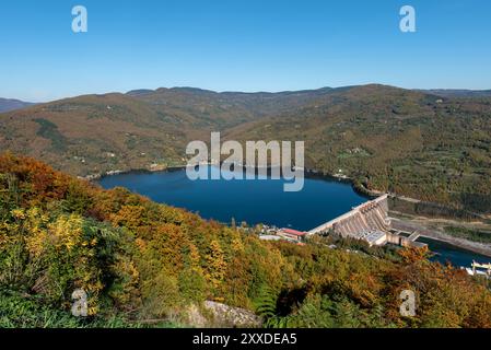 Le lac Perucac et le barrage de la barrière d'eau sur la Drina en Serbie par une journée ensoleillée d'automne. Banque D'Images