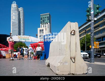 Barrière en béton pour contrer le terrorisme à Breitscheidplatz à Berlin Banque D'Images