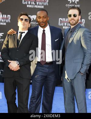 Robert Downey Jr., Anthony Mackie et Chris Evans lors de la première mondiale de « Captain America: Civil War » qui s'est tenue au Dolby Theatre à Hollywood, aux États-Unis Banque D'Images