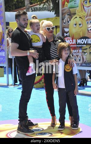 Christina Aguilera et Matthew Rutler lors de la première de Los Angeles de 'The Emoji Movie' au Regency Theatre de Westwood, États-Unis, le 23 juillet 2017 Banque D'Images