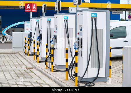 Station de recharge moderne dans le parking d'une succursale Ikea à Magdebourg Banque D'Images