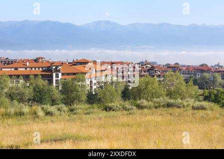 Panorama de la ville d'été all seasons resort bulgare Bansko, Bulgarie avec tour de l'église dans le brouillard du matin Banque D'Images