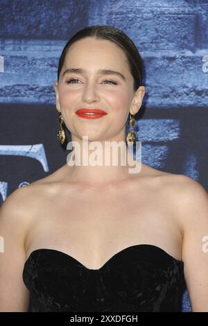 Emilia Clarke lors de la première saison 6 de Game of Thrones de HBO qui s'est tenue au TCL Chinese Theatre à Hollywood, États-Unis, le 10 avril 2016 Banque D'Images
