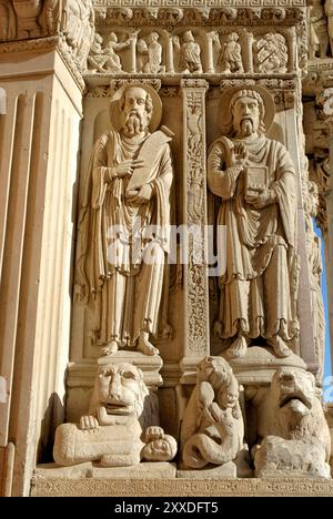 Sculptures sur le portail ouest roman de la Cathédrale Saint Trophime, Patrimoine mondial de l'UNESCO, Arles, Provence-Alpes-Côte d'Azur, Sud de la France Banque D'Images