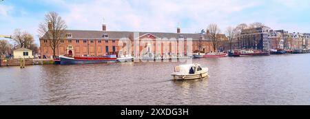 Amsterdam, pays-Bas, 2 avril 2016 : bâtiments anciens traditionnels, vue sur le canal et le bateau à Amsterdam, pays-Bas Banque D'Images