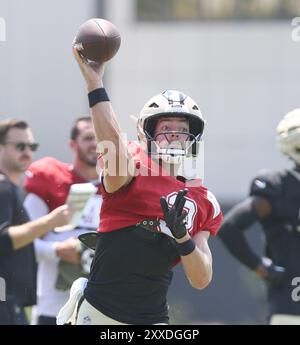 La Nouvelle-Orléans, États-Unis. 22 août 2024. Le quarterback des Saints de la Nouvelle-Orléans Jake Haener (3) tente une passe pendant le camp d'entraînement au centre de performance sportive d'Ochsner le jeudi 22 août 2024 à Metairie, en Louisiane. (Photo de Peter Forest/SipaUSA) crédit : Sipa USA/Alamy Live News Banque D'Images