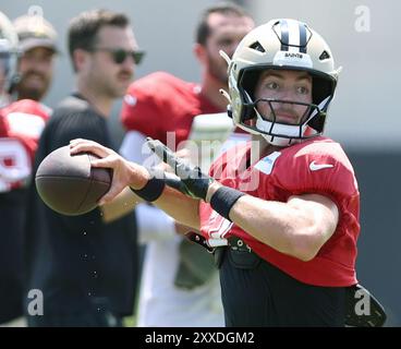 La Nouvelle-Orléans, États-Unis. 22 août 2024. Le quarterback des Saints de la Nouvelle-Orléans Jake Haener (3) tente une passe pendant le camp d'entraînement au centre de performance sportive d'Ochsner le jeudi 22 août 2024 à Metairie, en Louisiane. (Photo de Peter Forest/SipaUSA) crédit : Sipa USA/Alamy Live News Banque D'Images