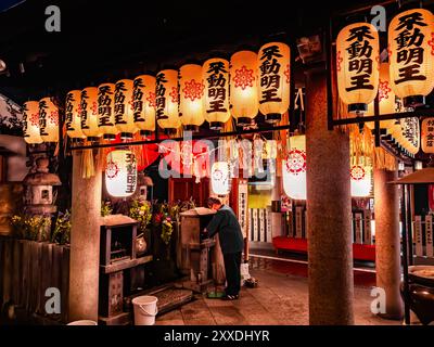 Temple Hozenji la nuit à Osaka, Japon Banque D'Images