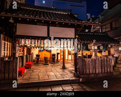 Temple Hozenji la nuit à Osaka, Japon Banque D'Images