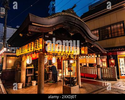 Temple Hozenji la nuit à Osaka, Japon Banque D'Images