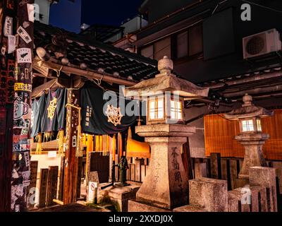 Temple Hozenji la nuit à Osaka, Japon Banque D'Images