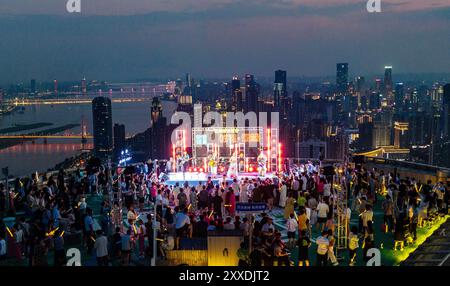 NANCHANG, CHINE - 23 AOÛT 2024 - les citoyens apprécient la musique au dernier étage de la Jiangxi Yumin Bank à Nanchang, province du Jiangxi en Chine orientale, le 23 août 20 Banque D'Images