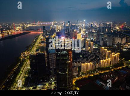 NANCHANG, CHINE - 23 AOÛT 2024 - les citoyens apprécient la musique au dernier étage de la Jiangxi Yumin Bank à Nanchang, province du Jiangxi en Chine orientale, le 23 août 20 Banque D'Images