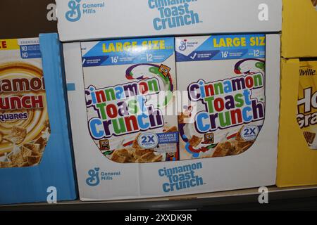 ALDI General Mills Cinnamon Toast Crunch dans des boîtes gros plan sur une étagère Banque D'Images