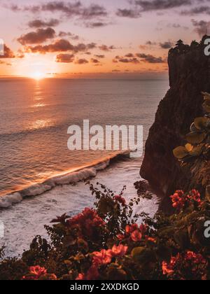 Temple Uluwatu sur une falaise au coucher du soleil, Bali, Indonésie Banque D'Images