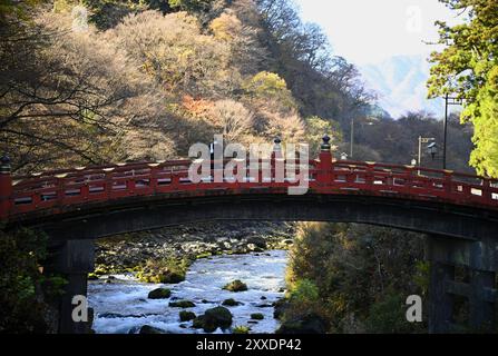 Paysage avec vue panoramique sur le pont Shinkyō laqué vermillon au-dessus de la rivière Daiya sur les contreforts des montagnes Nikkō à Tochigi, Japon. Banque D'Images