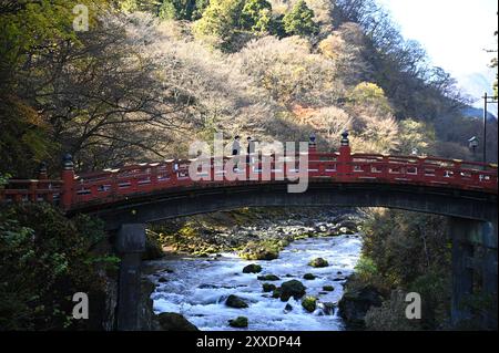 Paysage avec vue panoramique sur le pont Shinkyō laqué vermillon au-dessus de la rivière Daiya sur les contreforts des montagnes Nikkō à Tochigi, Japon. Banque D'Images