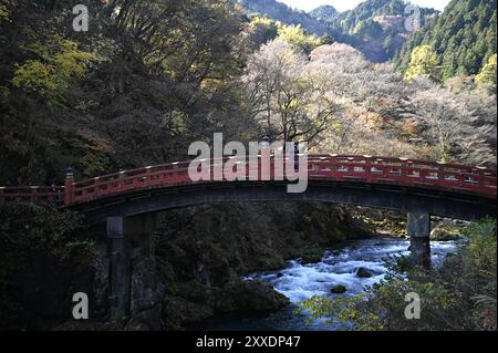 Paysage avec vue panoramique sur le pont Shinkyō laqué vermillon au-dessus de la rivière Daiya sur les contreforts des montagnes Nikkō à Tochigi, Japon. Banque D'Images