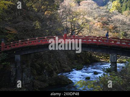 Paysage avec vue panoramique sur le pont Shinkyō laqué vermillon au-dessus de la rivière Daiya sur les contreforts des montagnes Nikkō à Tochigi, Japon. Banque D'Images