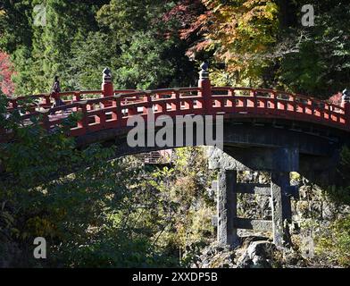 Paysage avec vue panoramique sur le pont Shinkyō laqué vermillon au-dessus de la rivière Daiya sur les contreforts des montagnes Nikkō à Tochigi, Japon. Banque D'Images