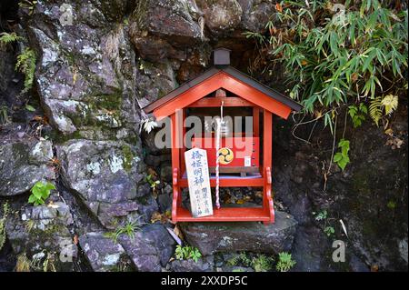 Ancien sanctuaire de prière shinto en bois laqué vermillon à l'entrée du pont Shinkyō, traversée sacrée sur la rivière Daiya-gawa à Nikkō, au Japon. Banque D'Images