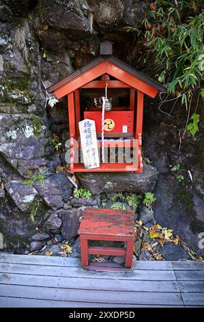 Ancien sanctuaire de prière shinto en bois laqué vermillon à l'entrée du pont Shinkyō, traversée sacrée sur la rivière Daiya-gawa à Nikkō, au Japon. Banque D'Images