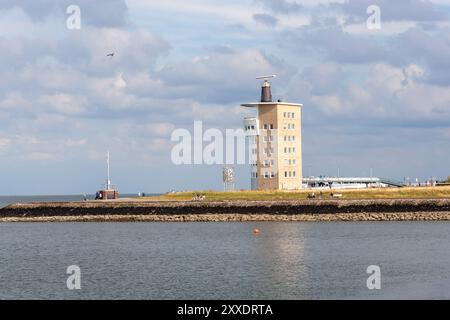 CUXHAVEN, ALLEMAGNE - 15 AOÛT 2024 : tour radar et plate-forme d'observation 'Alte Liebe' devant un ciel nuageux Banque D'Images