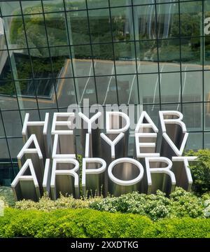 Bakou, Azerbaïdjan - juillet 2019 : porte d'entrée principale de l'aéroport Baku Heydar Aliyev, Azerbaïdjan Banque D'Images