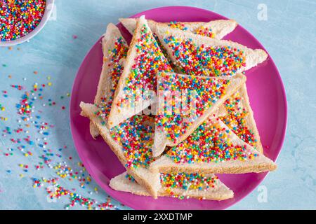 Tranches de pain de fée sur une assiette rose. Le pain de fée est une cuisine australienne traditionnelle Banque D'Images