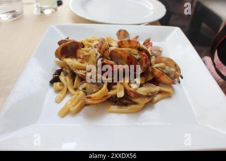 Cuisine italienne : scialatielli (pâtes) avec palourdes, champignons porcini et tomates séchées à Amalfi, Italie Banque D'Images