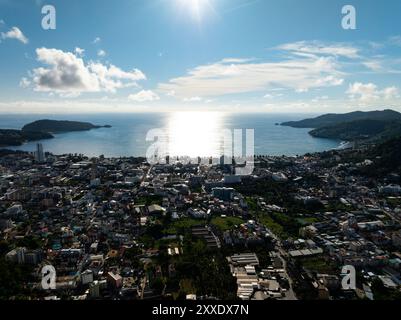 Phuket Thaïlande baie de patong, vue imprenable sur la nature du paysage de la caméra Drone. Vue aérienne de la ville de patong à phuket thaïlande. Belle mer au soleil d'été Banque D'Images