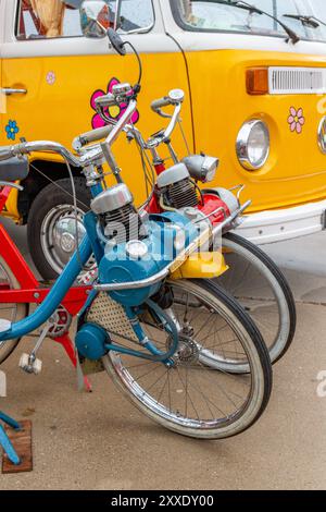 Scheveningen, la Haye, pays-Bas - mai 26 2024 : vélos à pédales motorisés Solex Oto français Banque D'Images