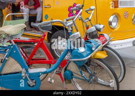 Scheveningen, la Haye, pays-Bas - mai 26 2024 : vélos à pédales motorisés Solex Oto français Banque D'Images