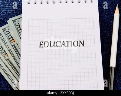 Mots ÉDUCATIFS sur un morceau de papier sur des billets d'un dollar Banque D'Images