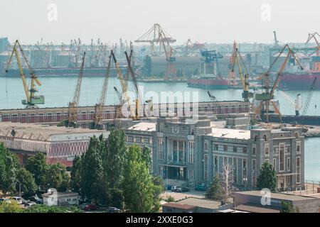 Constanta, Roumanie. 15 juillet 2024. Vue des grues portuaires sur la mer Noire. Paysage urbain Banque D'Images