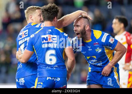 Matt Frawley ( 7 ) de Leeds Rhinos célèbre son essai dans le match contre les Dragons Catalans. Banque D'Images