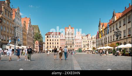 Wroclaw, voïvodie de basse-Silésie, Pologne, 11 août 2024. Immeuble d'architecture historique abritant l'ancienne place du marché. Banque D'Images