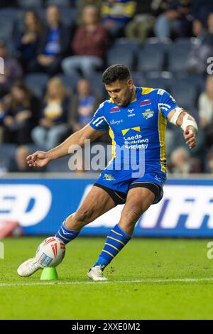 Rhyse Martin ( 12 ) de Leeds Rhinos lance une conversion dans le match contre Catalans Dragons Banque D'Images