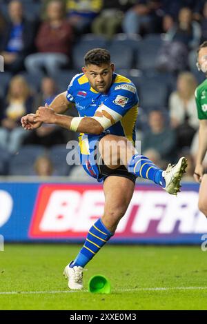 Rhyse Martin ( 12 ) de Leeds Rhinos lance une conversion dans le match contre Catalans Dragons Banque D'Images