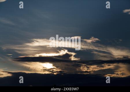 Nuages spectaculaires rétroéclairés. Kanagawa, Japon. Banque D'Images