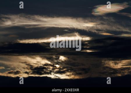 Nuages spectaculaires rétroéclairés. Kanagawa, Japon. Banque D'Images