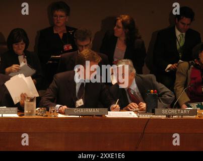 New York, Etats-Unis, 19 avril 2004 ; Président de la Commission des Nations Unies pour le développement durable, Ministre des questions environnementales de Norvège Borge Brende avec Crownprince Willem des pays-Bas. ***æøå*** Banque D'Images