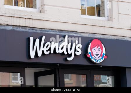 Leeds Angleterre : 3 juin 2024 : la chaîne de hamburgers américains de Wendy se développe francise au Royaume-Uni. Panneau extérieur sans personne Banque D'Images