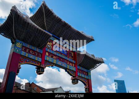 Newcastle UK : 8 juin 2024 : Newcastle China Town Gate Entrace détails complexes et couleur vibrante Town Gate Entrace détails complexes et dynamique c Banque D'Images