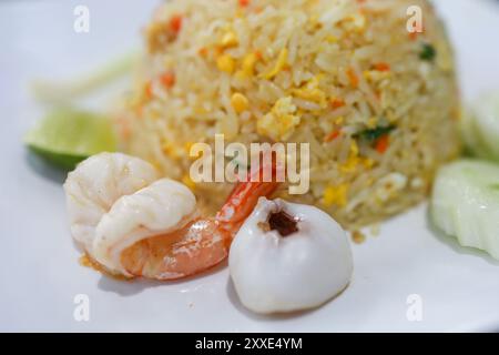 Fruits de mer séchés riz frit avec calmars et crevettes Banque D'Images