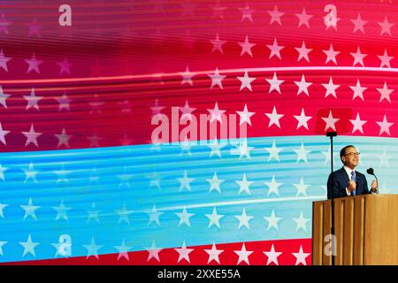 Chicago, États-Unis. 21 août 2024. Josh Shapiro, gouverneur de Pennsylvanie, prend la parole lors de la troisième journée de la Convention nationale démocrate (DNC) au United Center. Crédit : SOPA images Limited/Alamy Live News Banque D'Images