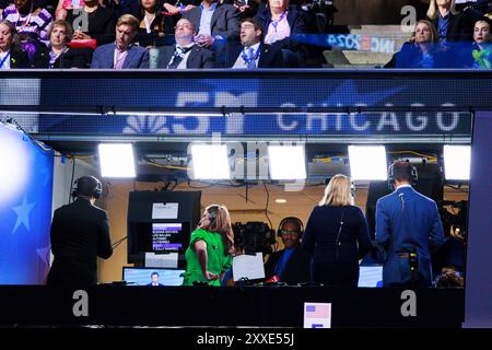 Chicago, États-Unis. 21 août 2024. Chicago Fox Channel 5 journalistes travaillent depuis un stand pendant la troisième journée de la Convention nationale démocrate (DNC) au United Center. Crédit : SOPA images Limited/Alamy Live News Banque D'Images