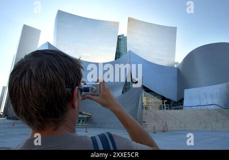 Le Walt Disney concert Hall au centre-ville de Los Angeles, conçu par Frank Gehry, ouvre le 23 octobre 2003. Banque D'Images