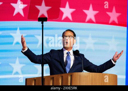 Chicago, Illinois, États-Unis. 21 août 2024. Josh Shapiro, gouverneur de Pennsylvanie, prend la parole lors de la troisième journée de la Convention nationale démocrate (DNC) au United Center. (Crédit image : © Jeremy Hogan/SOPA images via ZUMA Press Wire) USAGE ÉDITORIAL SEULEMENT! Non destiné à UN USAGE commercial ! Banque D'Images