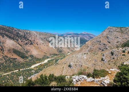 Caché dans les collines derrière la côte, entre les plages populaires de Porto Palerme et Borsh, Upper Qeparo est un joyau caché sur la Riviera albanaise. Supérieur Banque D'Images